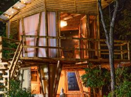 Bamboo House Glamping，位于约帕尔的酒店