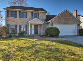 Central Harrisonburg Home with Fenced-In Yard!，位于哈里森堡的度假屋