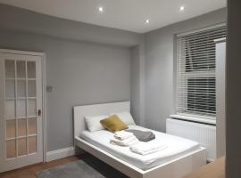 Lovely 1 bedroom flat High Barnet 3 mins away，位于巴尔内特Dyrham Park乡村俱乐部附近的酒店
