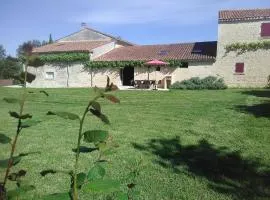 Gîte authentique avec piscine, proche nature et activités, rénové et confortable, jusqu'à 6 pers. - FR-1-426-96