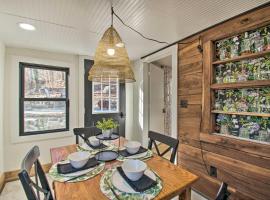 Stoney Creek Cottage Waterfront Hot Tub, Fire Pit，位于Nellysford的酒店
