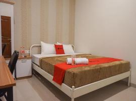 RedDoorz Plus @ Karangploso，位于Karangploso的酒店
