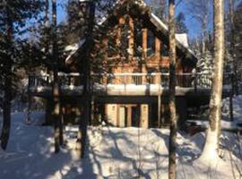 Chalet Mont Tremblant Luxury Lodge，位于Labelle的酒店