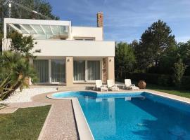 Beautiful Modern Villa In Isola Albarella，位于伊索拉阿尔巴勒拉的别墅