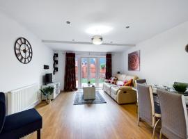 Cheerful 5-BDR/3-BATH House w/ Free Parking，位于雷丁的酒店