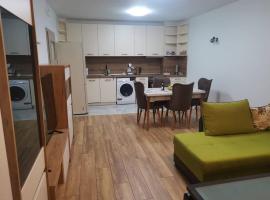 new apartment near city center with free parking，位于索非亚索非亚购物中心附近的酒店