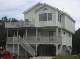 OBX Family Home with Pool - Pet Friendly - Close to Beach- Pool open late Apr through Oct，位于科罗拉的酒店
