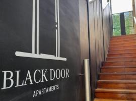 Black Door Apartament，位于图努扬的酒店