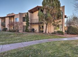 Mtn-View Condo with Hot Tub Access in Sedona!，位于塞多纳的酒店