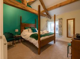 Dyffryn Cottage - King bed, self-catering cottage with Hot Tub，位于登比的带停车场的酒店