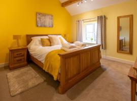 Heulog Cottage - King Bed, Self-Catering with Private Hot Tub，位于Bodfari的带停车场的酒店