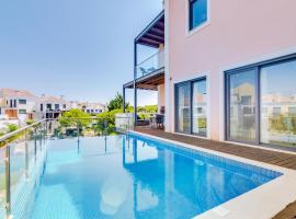 Vale do lobo, 'Golf by the Pool' 2 bedroom apartment，位于韦尔都勒博的酒店