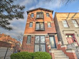Chicago Condo with Balcony Walk to CTA Stations!，位于芝加哥的酒店