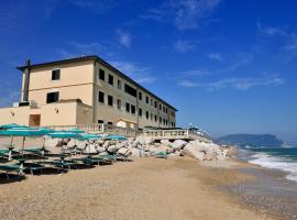 Hotel Brigantino Non Dista，位于雷卡纳蒂港的酒店