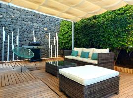 Duplex with sea views, garden and terrace，位于圣克鲁斯-德特内里费的带按摩浴缸的酒店