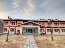 OYO 85173 Hotel Club And Restaurant，位于Wāngom的酒店