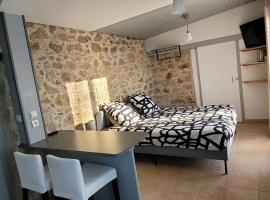 La genoti&egrave;re，位于穆耶龙&middot;勒卡普蒂夫的带泳池的酒店