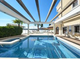 Villa Klaudia，位于特罗吉尔的带泳池的酒店