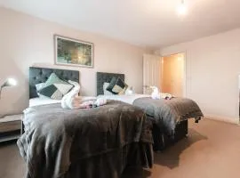 BEST PRICE! - HUGE 3 Bed 2 Bath City Centre Top Floor Apartment, Up to 10 guests - FREE SECURE PARKING - SMART TV - SINGLES OR KING SIZE BEDS