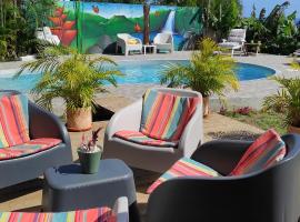 Un coin de paradis, piscine privative, vue Saintes，位于三河市的酒店
