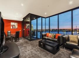 Lovely waterfront condo with swimming pool and gym in the heart of Docklands，位于墨尔本的酒店