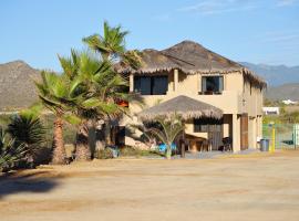 Cerritos Beach Palace Casa Gaia，位于El Pescadero的带停车场的酒店