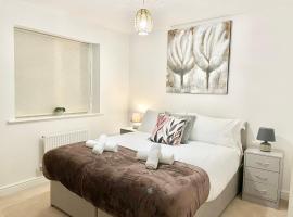 3 Bedroom home in Folkestone Cheriton, private parking in lovely location，位于福克斯通的乡村别墅