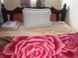 Famko Hotel - Sleeps 24 - Parking - Garden，位于Lira的带停车场的酒店