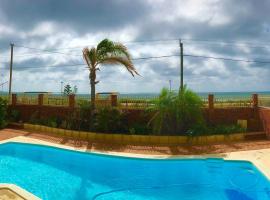 Beach House Opposite Ocean 4 Bed 2 Bathroom with pool，位于杰拉尔顿的酒店