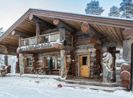 Spectacular Rural Log House with 2 Saunas next to a beautiful lake，位于库萨莫的酒店