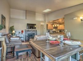 Pet-Friendly Prescott Townhome with Fireplace!，位于普雷斯科特的酒店