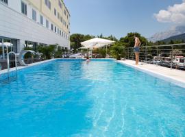 米拉马尔公寓式酒店，位于马卡尔斯卡的酒店