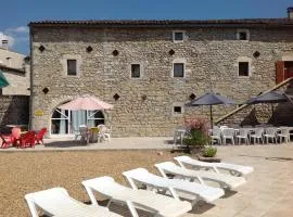 Ardèche les cigales gîte églantier avec piscine partagée