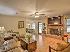 Quiet Dothan House with Fenced Yard and Fire Pit!，位于多森的酒店