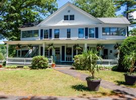 Cozy Lakefront Suite，位于Standish的酒店