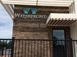 Waterfront Hotel and Marina，位于Johnsburg的酒店