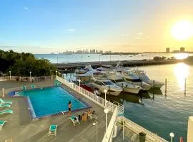 Deluxe waterfront one bedroom apartment with free parking 5 mins drive to Miami Beach