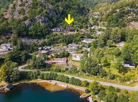 10 person holiday home in lyngdal，位于灵达尔的海滩短租房