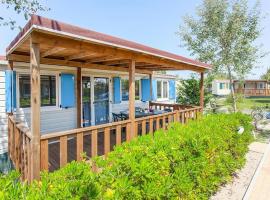 Mobile home in the Rosolina Mare with a shared pool，位于罗索利纳马雷的乡村别墅