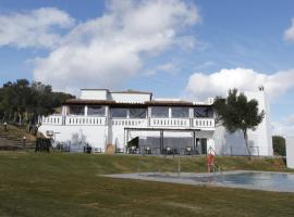 Hostal Restaurante Benalup Golf，位于贝纳卢普-卡萨斯维耶哈斯的带泳池的酒店