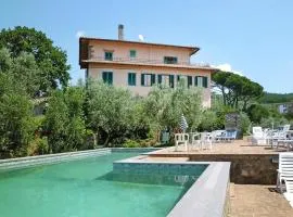 Apartment in Lamporecchio with garden