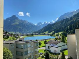 Wunderstay Alpine 303 New Studio with Lake & Mountain View，位于英格堡的酒店