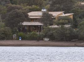 Casas e apartamentos da Praia, Lapinha na beira do lago，位于圣安娜杜里亚舒的民宿