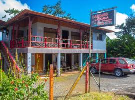 Cabinas Cascada Rio Celeste，位于比加瓜的住宿加早餐旅馆