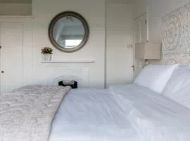 Tranquil Beachfront Beautiful 2-Bed Apartment