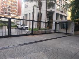 Torre Hernandez，位于布宜诺斯艾利斯朱拉门托地铁站附近的酒店
