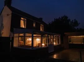 Hot Tub Pet Friendly Luxury Cosy Cottage, Near Withernsea and Patrington