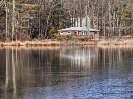 White Haven Lakeside Home with Kayaks and Fireplace!，位于White Haven的乡村别墅