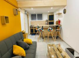 Logement de 40m2 de plein pieds dans une maison avec parking et terrasse，位于Jussac的酒店