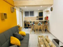 Logement de 40m2 de plein pieds dans une maison avec parking et piscine partagée